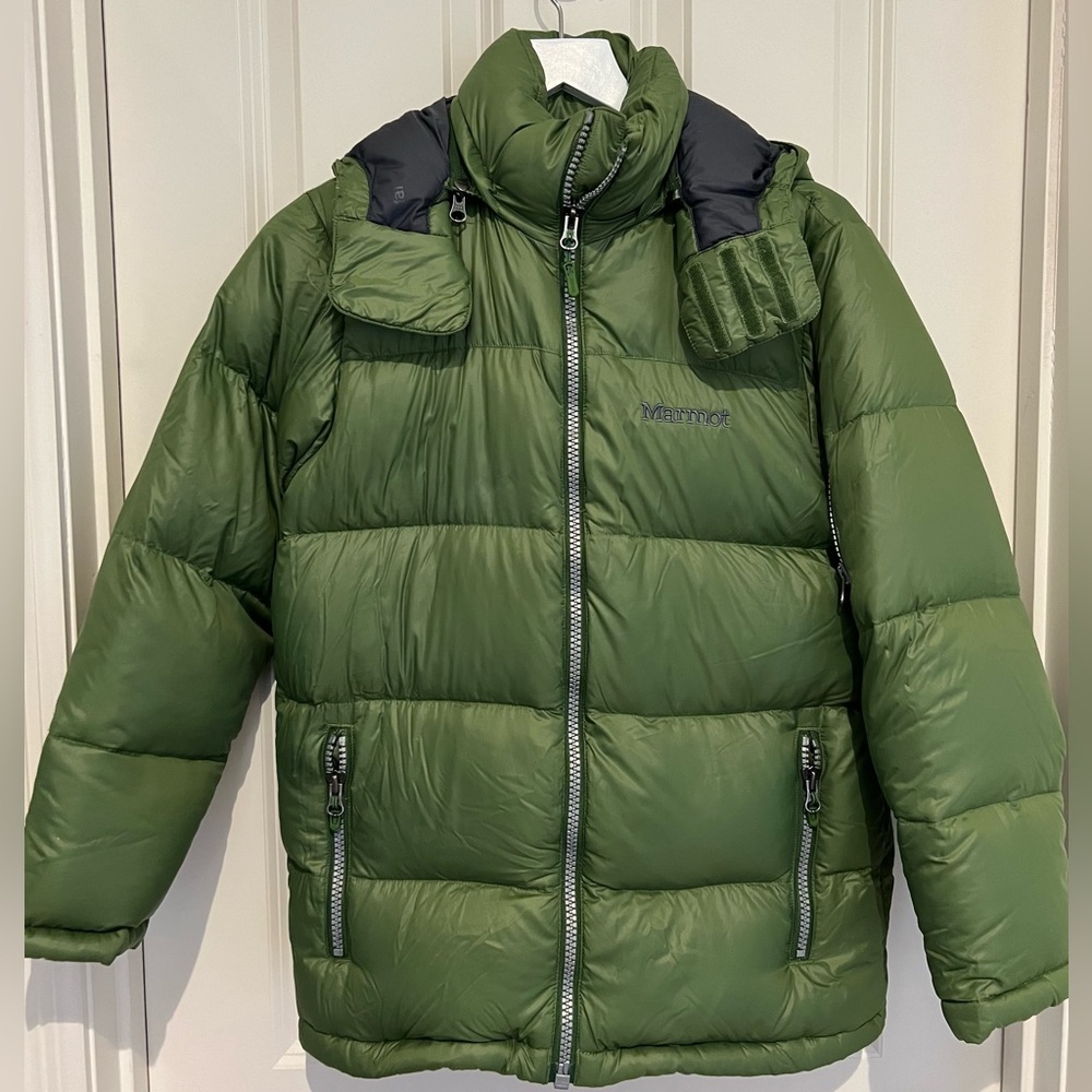 Marmot boys Medium Forest Green color. 700 fill power.